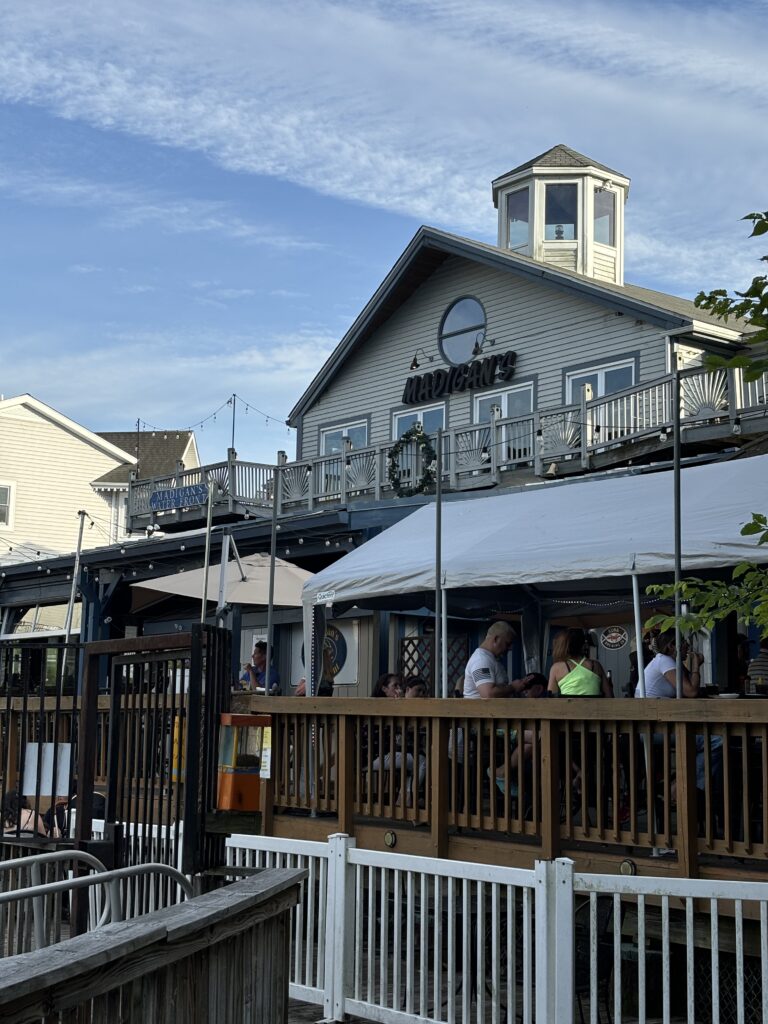 a waterfront restaurant with lots of outdoor seating in Occoquan