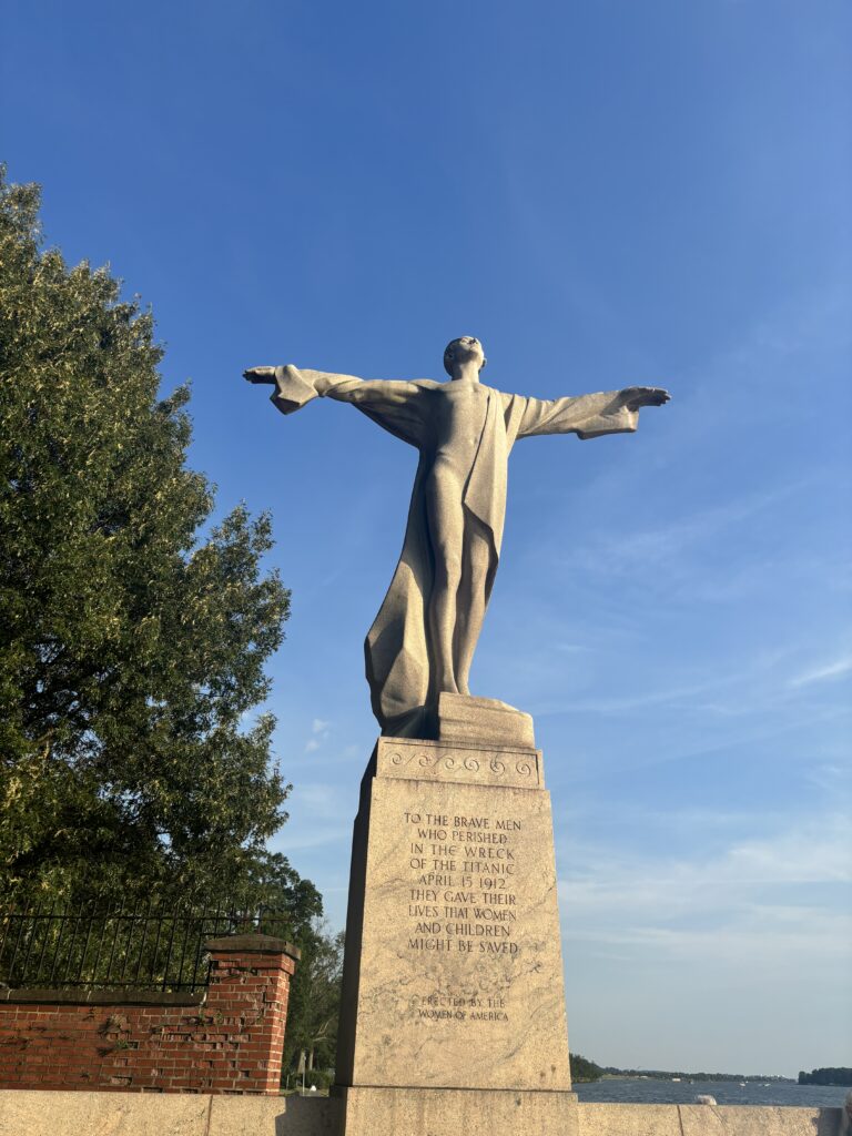a monument of a man with his arms stretched out